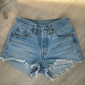 LEVI 501 cut off shorts